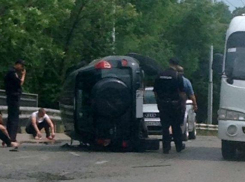 В Таганроге из-за лопнувшего колеса перевернулся внедорожник 