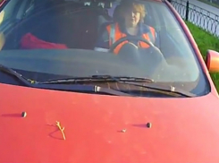 Дерзкая автолюбительница ехала на красной иномарке по тротуару в Таганроге и попала на видео