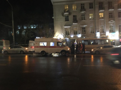 Медики срочно госпитализировали сбитого в центре Ростова мужчину