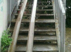 Экстремально крутой виадук вынуждает жителей Ростова «бросаться» под колеса автомобилей