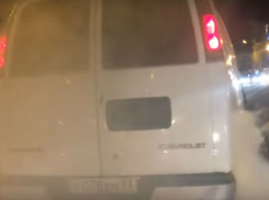 Странный экстрим водителя битой иномарки в центре Ростова попал на видео