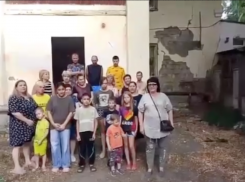 Сквозные трещины, потолок обваливается: многодетные семьи и инвалиды умоляют Слюсаря о расселении