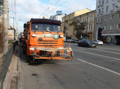 Власти Ростова провели учения по уборке снега под ярким солнцем