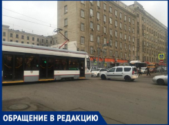 Автомобилисты мешают передвижению трамваев в центре Ростова