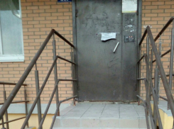 После укладки плитки на ступеньках многоэтажки ростовчанам предложили «научиться левитировать»