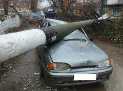 В Батайске столб упал на «ВАЗ», владелец которого развлекал воспитанников детсада
