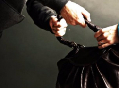 Женщина в торговом центре Ростова стала жертвой молодого мужчины и его сообщника