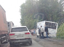 Пытавшийся объехать пробку водитель едва не опрокинул переполненный пассажирами автобус в Ростовской области