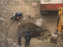 В Ростове водопроводную трубу починили с помощью чопиков