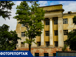 Так уходит детство: строители по кирпичику разобрали здание ростовского лицея №20