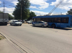 Массовое ДТП с троллейбусом произошло в Западном микрорайоне Ростова