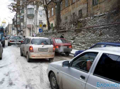 С приходом зимы ГИБДД попросила ростовских автовладельцев разбираться с авариями самостоятельно