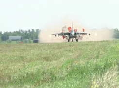 В поле под Ростовом приземлились штурмовики Су-25