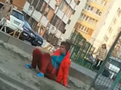 Низкое падение женщины в красном на улице Ростова рассмешило горожан и попало на видео 