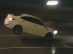 Эффектный полет с жутким приземлением угодившей в яму белой иномарки попал на видео в Ростове