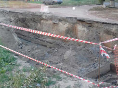 Зияющий провал с кипятком стал реальной угрозой для детей и домашних животных в Ростове