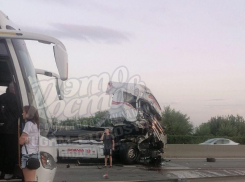 На трассе в Ростовской области столкнулись фура и туристический автобус 