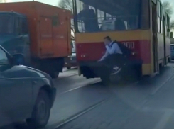 Опасно катающийся на трамвае юный зацепер попал на видео в Ростове