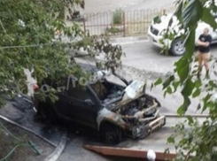 «Паркетник» Toyota Rav-4 сгорел в Ростове на Северном 