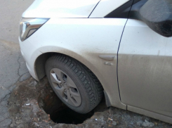 Коварная ловушка засосала колесо иномарки в Ростове