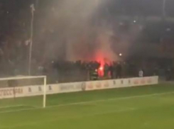 После проигрыша «Ростову» болельщики ЦСКА закидали поле стульями и пылающими файерами