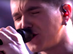 Ростовчанин Кирилл Бабиев с экспрессивным исполнением хита стал победителем в нокауте шоу «Голос»