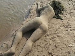 Неживая голая девушка на пляже восхитила жителей Ростова