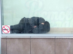 «Секретный» мужчина в неожиданной позе в Сбербанке потешил жителей Ростова