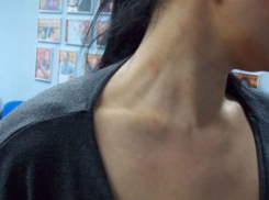 Возмущенную брюнетку избили в ростовском ЖЭУ из-за счета за отопление