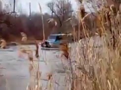 Отважное форсирование автомобилем реки во время затопления в Ростовской области сняли на видео