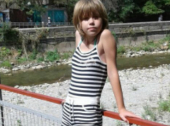 Маленькая светловолосая 11-летняя девочка в шапке с помпоном пропала на улицах Ростова