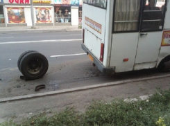 Отлетевшее от маршрутки колесо покалечило пенсионера в Ростове-на-Дону