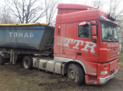 В Таганроге фура неделю не может выехать из грязи