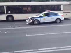В Ростове столкнулись полицейский автомобиль и Hyundai Accent 