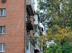 В Ворошиловском районе Ростова на тротуар рухнул балкон