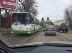 В Ростове водитель автобуса обгонял «конкурента» по встречной полосе