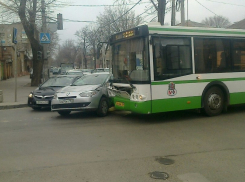 Пассажир ростовского городского автобуса ранен в аварии 