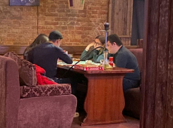 В Ростове предприятия общепита продолжают нарушать запрет на работу после 22 часов
