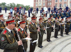 На Театральной площади Дона выступили лучшие военные оркестры России