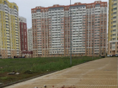 Пивными банками и кирпичами закидывают из окна прохожих веселые жильцы многоэтажки в Ростове