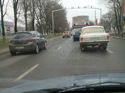 Ростовский «Шерлок» попытался проследить за виляющим по дороге автомобилем и вызвал насмешки