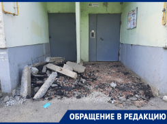 В Ростове вход в подъезд превратили в «поле боя»