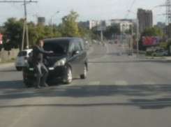 В Ростове жестокое ДТП с пострадавшим пешеходом попало на видео 