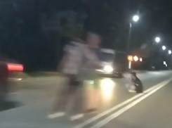 Усевшиеся посреди дороги три «призрачных гопника» до смерти перепугали ростовских автолюбителей