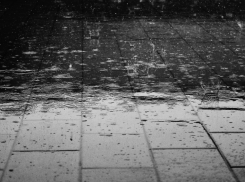 В Ростове спасли мужчину, которого потоками воды затягивало под машину