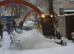 В яростную борьбу со стихией в Ростове включились 165 снегоуборочных машин