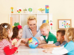 На повышение зарплаты работников детских садов в Ростовской области выделят 172 миллиона рублей