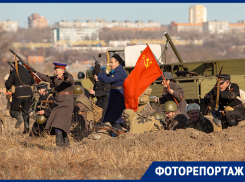 Военная техника, стрельба и ожесточенный бой: фоторепортаж с исторической реконструкции в Кумженской роще 