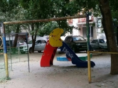 Возмущенному ростовчанину посоветовали самому ремонтировать детскую площадку