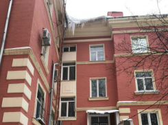 Огромная глыба льда заставила ростовчан бояться собственного подъезда